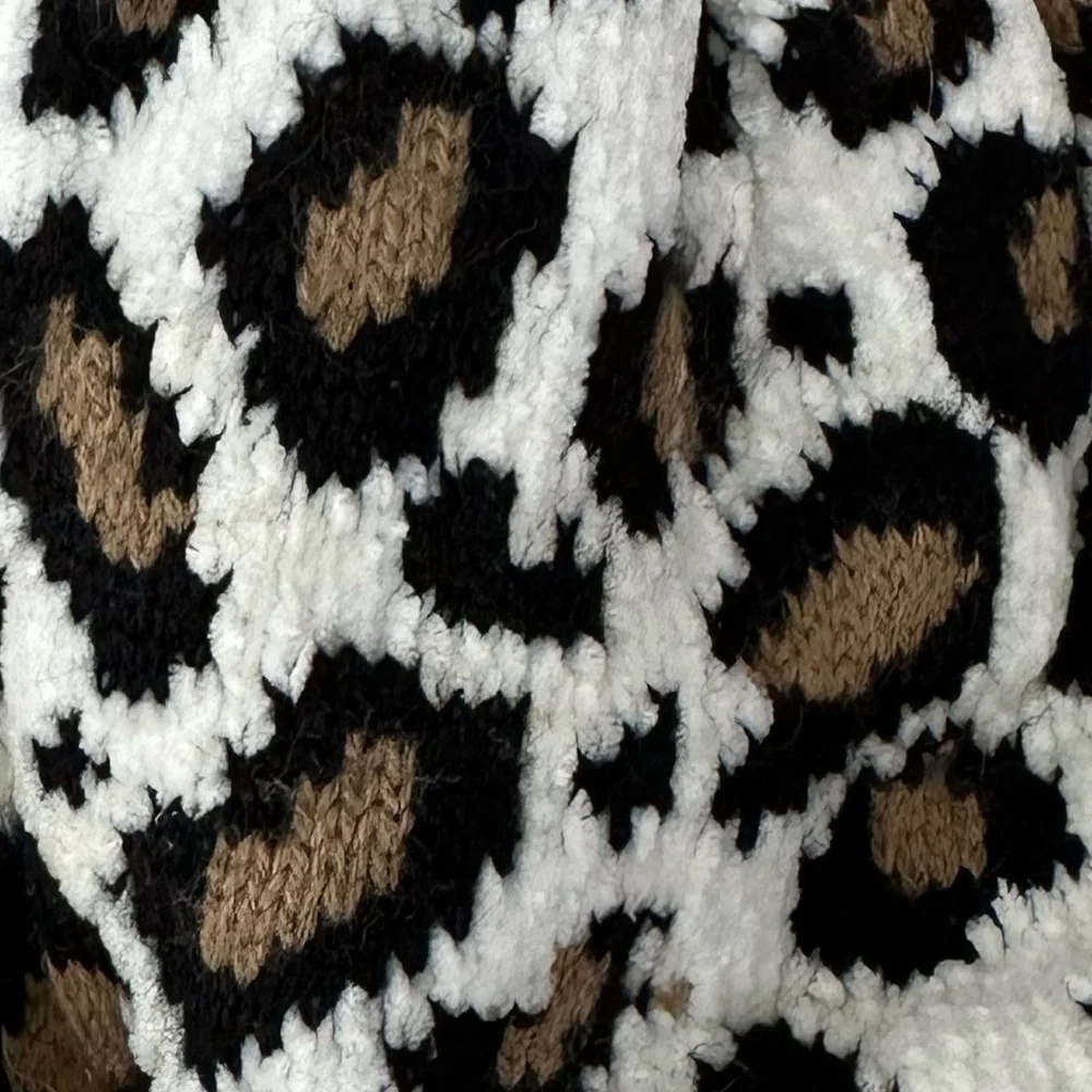 NO BRAND SHOWN size MEDIUM  Leopard Print Pom-Pom Beanie